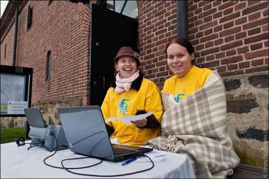 Funny Cell Phone Throwing Contest