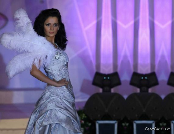 Click to Enlarge - Sizzling Kangana Ranaut Wallpapers